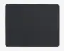 En stor, rektangulær måtte med afrundede hjørner og en glat, ensfarvet sort overflade. Kanterne er pænt afsluttede, og måtten er flad og ensartet i teksturen, hvilket gør den velegnet til at give et stabilt og behageligt underlag.