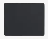En stor, rektangulær måtte med afrundede hjørner og en glat, ensfarvet sort overflade. Kanterne er pænt afsluttede, og måtten er flad og ensartet i teksturen, hvilket gør den velegnet til at give et stabilt og behageligt underlag.