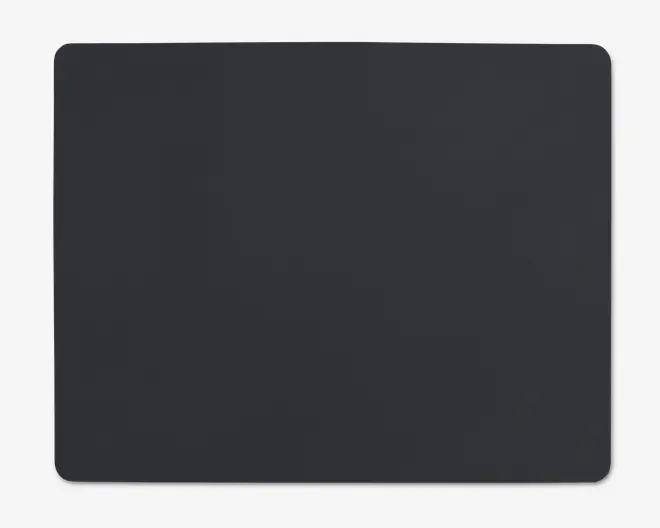 En stor, rektangulær måtte med afrundede hjørner og en glat, ensfarvet sort overflade. Kanterne er pænt afsluttede, og måtten er flad og ensartet i teksturen, hvilket gør den velegnet til at give et stabilt og behageligt underlag.