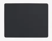 En stor, rektangulær måtte med afrundede hjørner og en glat, ensfarvet sort overflade. Kanterne er pænt afsluttede, og måtten er flad og ensartet i teksturen, hvilket gør den velegnet til at give et stabilt og behageligt underlag.