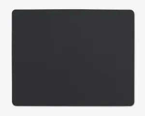 En stor, rektangulær måtte med afrundede hjørner og en glat, ensfarvet sort overflade. Kanterne er pænt afsluttede, og måtten er flad og ensartet i teksturen, hvilket gør den velegnet til at give et stabilt og behageligt underlag.