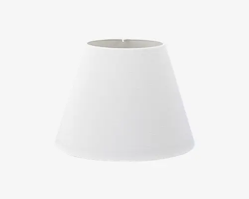 En hvid, kegleformet lampeskærm med en glat stofstruktur. Skærmen har en bred bund, der smalner ind mod en mindre åbning i toppen, designet til at passe over en lampesokkel. Det enkle og minimalistiske design gør den velegnet til forskellige indretninger.