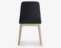Stol med et slankt, sort polstret ryglæn og sæde, der har et minimalistisk design. Benene og stellet er lavet af lyst træ med en naturlig finish og er vinklet udad for stabilitet. Udseendet er moderne og enkelt, velegnet til nutidige indretninger.
