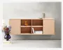 Vægmonteret skab i lyst træ med minimalistisk design, to lukkede rum med låger i hver side og fire åbne hylder i midten. På de åbne hylder står en ravfarvet glaskande med struktur, en stak bøger og et magasin. Skabet har rene linjer og en glat overflade, der kombinerer moderne og skandinavisk stil.