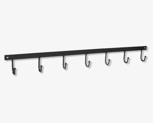 En lang, vandret metalstang med syv jævnt fordelte, solide kroge. Stangen er sort og har et minimalistisk design med monteringshuller i hver ende til sikker vægmontering. Hver krog er formet som et bredt "J" for at holde genstande sikkert, og konstruktionen virker robust, velegnet til ophængning af tunge ting som værktøj, jakker eller tasker.