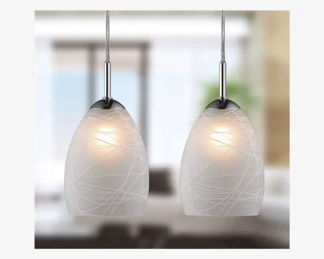 Sæt med to pendellamper med frostede glasskærme, der har et diskret hvidt swirl-mønster. Skærmene er kuppelformede og hænger fra slanke, metalstænger. Lamperne udsender et varmt, diffust lys, der passer til moderne eller nutidige indretninger.