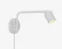 Hvid vægmonteret spotlampe med rund bagplade, buet arm og justerbart cylindrisk lampehoved vinklet nedad.