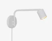Hvid vægmonteret spotlampe med rund bagplade, buet arm og justerbart cylindrisk lampehoved vinklet nedad.
