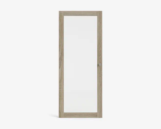 Rektangulært spejl med en lys træramme, der har et naturligt åremønster. Rammen er enkel og moderne med rene linjer og en glat overflade. Spejloverfladen er stor og klar og fylder det meste af rammen.