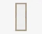 Rektangulært spejl med en lys træramme, der har et naturligt åremønster. Rammen er enkel og moderne med rene linjer og en glat overflade. Spejloverfladen er stor og klar og fylder det meste af rammen.