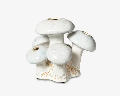 Keramisk vase formet som en klynge af fem svampe, hver med en rund hat og en lille åbning i toppen til blomster. Overfladen er blank hvid med diskrete blå og beige nuancer, og bunden har teksturerede, jordfarvede detaljer, der efterligner naturlige svampestilke.