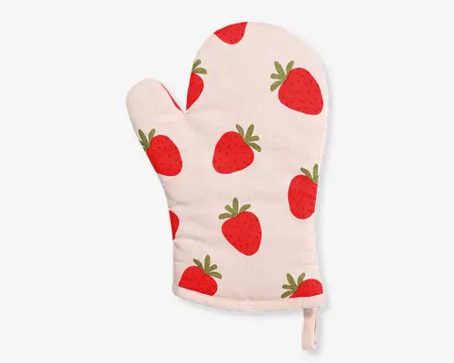 En stofgrydelap med cremefarvet baggrund, dekoreret med et gentaget mønster af lyserøde jordbær med grønne blade. Grydelappen har en klassisk form med tommelfingersektion og en ophængsstrop nederst for nem opbevaring. Materialet ser polstret ud for varmebeskyttelse.