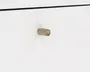 Nærbillede af en skuffe med en enkel, cylindrisk træknop med naturlig træstruktur. Knoppen er monteret på en glat, hvid overflade, hvilket giver et minimalistisk og moderne udtryk.