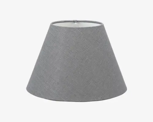 En konisk lampeskærm med en tekstureret grå stofoverflade og en glat hvid inderside. Skærmen har et enkelt, moderne design med rene linjer og et diskret vævet mønster i stoffet, hvilket gør den alsidig til forskellige indretninger.