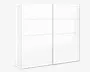 Stor hvid garderobe med to skydedøre, en ren front uden håndtag og diskrete vandrette panel-linjer.