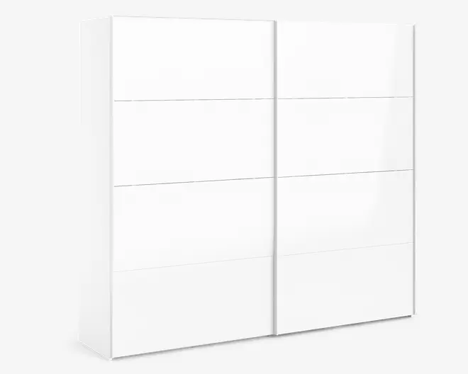 Stor hvid garderobe med to skydedøre, en ren front uden håndtag og diskrete vandrette panel-linjer.