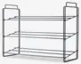 Tredelt reol lavet af blankt krommetal med åbne trådhylder og rektangulære sidepaneler. Designet er minimalistisk og moderne, med håndtag på begge sider for nem transport eller montering. Hylderne er jævnt fordelt og egner sig til opbevaring af forskellige genstande, mens den åbne konstruktion giver god ventilation og overblik.