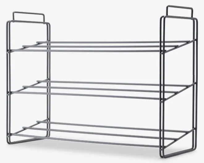 Tredelt reol lavet af blankt krommetal med åbne trådhylder og rektangulære sidepaneler. Designet er minimalistisk og moderne, med håndtag på begge sider for nem transport eller montering. Hylderne er jævnt fordelt og egner sig til opbevaring af forskellige genstande, mens den åbne konstruktion giver god ventilation og overblik.