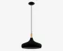 En moderne pendellampe med en mat sort, bred, klokkeformet metalskærm. Lampen har en detalje i lyst træ øverst på skærmen, hvor den møder den sorte ophængsstang. Stangen går op til en sort loftroset. Designet er minimalistisk og moderne og passer til mange forskellige indretninger.