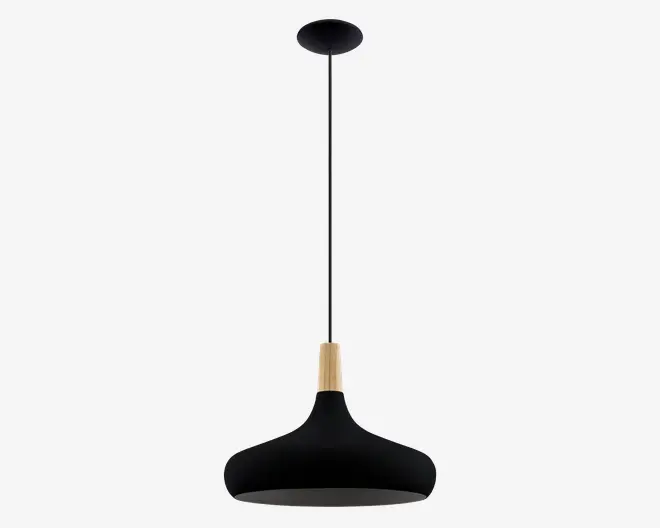 En moderne pendellampe med en mat sort, bred, klokkeformet metalskærm. Lampen har en detalje i lyst træ øverst på skærmen, hvor den møder den sorte ophængsstang. Stangen går op til en sort loftroset. Designet er minimalistisk og moderne og passer til mange forskellige indretninger.