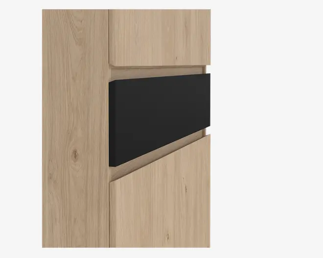 Nærbillede af en træpanel med lys egetræsfinish, der har et moderne design med en diagonal sort mat accentstribe indlejret i midten. Træets årer er synlige, og panelet har rene, lige kanter for et nutidigt udtryk.