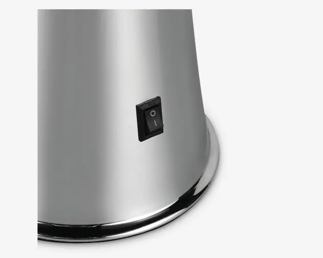 Nærbillede af en overflade i børstet rustfrit stål med en sort vippekontakt. Kontakten er rektangulær og har tydelige 'I' (tændt) og 'O' (slukket) markeringer. Basen har en let udvidet, afrundet kant, hvilket giver et solidt udtryk.