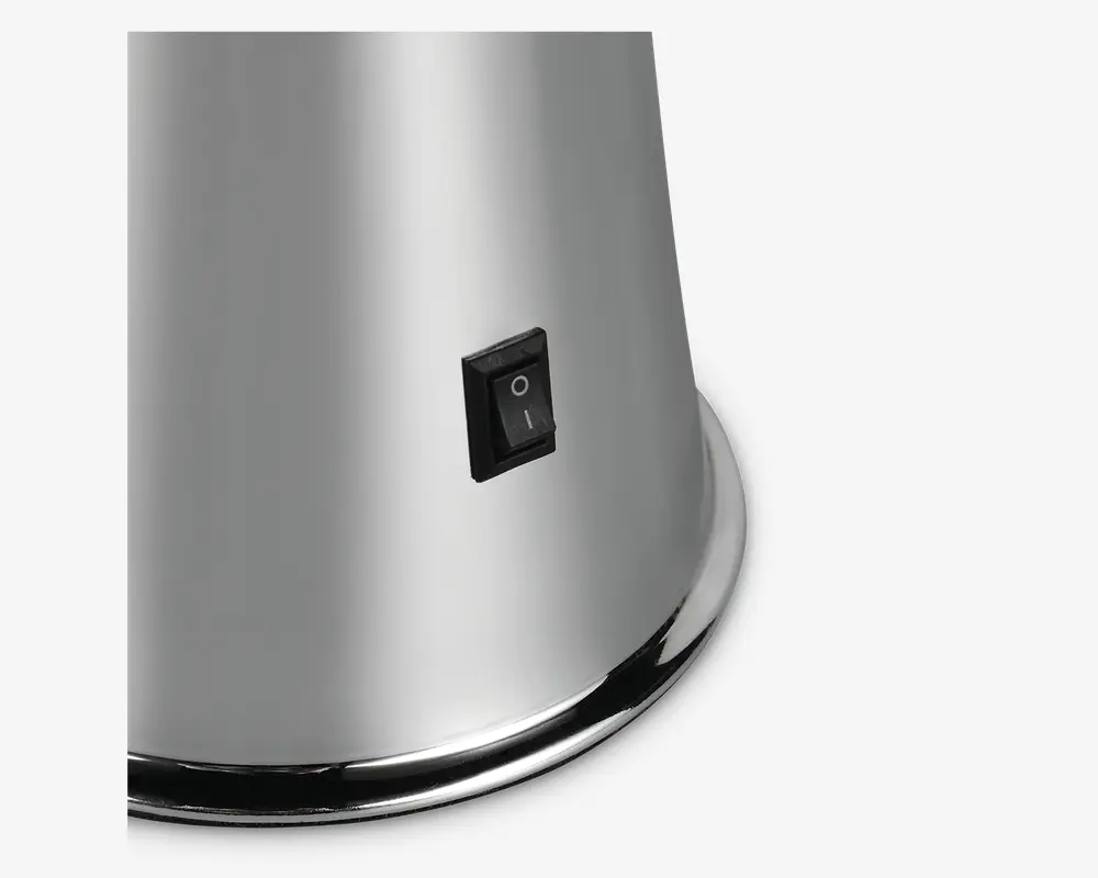 Nærbillede af en overflade i børstet rustfrit stål med en sort vippekontakt. Kontakten er rektangulær og har tydelige 'I' (tændt) og 'O' (slukket) markeringer. Basen har en let udvidet, afrundet kant, hvilket giver et solidt udtryk.
