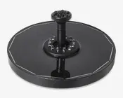 Rund, sort enhed med en flad, segmenteret overflade bestående af solcellepaneler. I midten er der en hævet cylindrisk sektion med flere små dyser arrangeret i en cirkel samt en højere dyse i midten, sandsynligvis til vandstråle. Kanten er glat og let hævet, hvilket giver produktet et robust udseende.