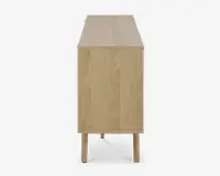 Sidevisning af et møbel lavet af lyst træ med en glat, flad overflade og rene, lige linjer. Træets årer er synlige, og møblet står på fire slanke, let tilspidsede ben, hvilket giver det et moderne og minimalistisk udtryk.