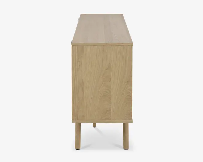 Sidevisning af et møbel lavet af lyst træ med en glat, flad overflade og rene, lige linjer. Træets årer er synlige, og møblet står på fire slanke, let tilspidsede ben, hvilket giver det et moderne og minimalistisk udtryk.
