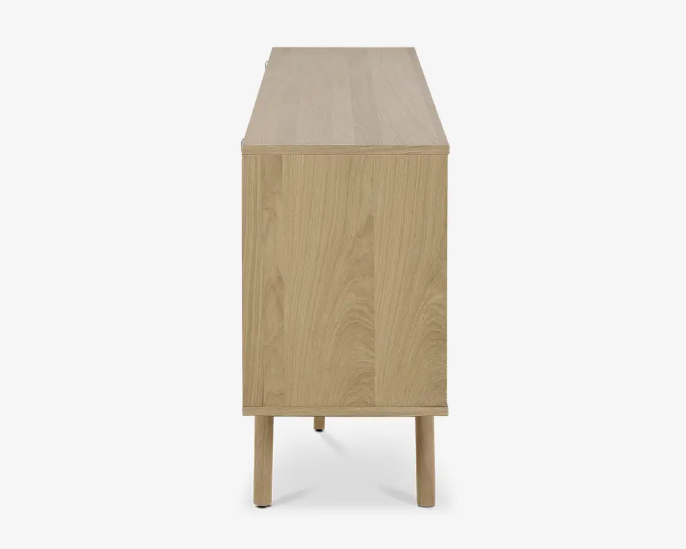 Sidevisning af et møbel lavet af lyst træ med en glat, flad overflade og rene, lige linjer. Træets årer er synlige, og møblet står på fire slanke, let tilspidsede ben, hvilket giver det et moderne og minimalistisk udtryk.