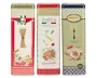 Tre høje, rektangulære metaldåser med dekorative designs inspireret af italiensk mad. Hver dåse har farverige illustrationer af pasta, tomater, basilikumblade og tallerkener med spaghetti. Dåserne har forskellige farvetemaer: én med rød og grøn tern, én med olivengrøn og rød, og én med marineblå og beige. Alle dåser har tætsluttende låg og vintage-inspirerede etiketter, hvilket gør dem velegnede til opbevaring af tørvarer og som en charmerende detalje i køkkenet.