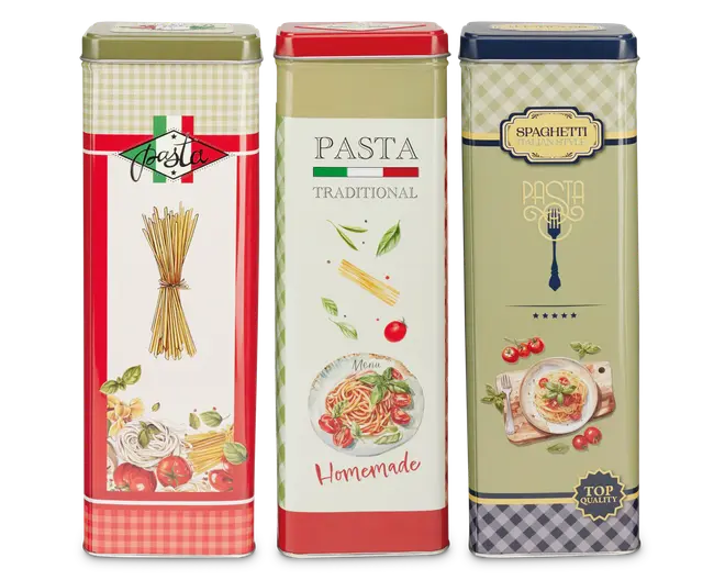 Tre høje, rektangulære metaldåser med dekorative designs inspireret af italiensk mad. Hver dåse har farverige illustrationer af pasta, tomater, basilikumblade og tallerkener med spaghetti. Dåserne har forskellige farvetemaer: én med rød og grøn tern, én med olivengrøn og rød, og én med marineblå og beige. Alle dåser har tætsluttende låg og vintage-inspirerede etiketter, hvilket gør dem velegnede til opbevaring af tørvarer og som en charmerende detalje i køkkenet.