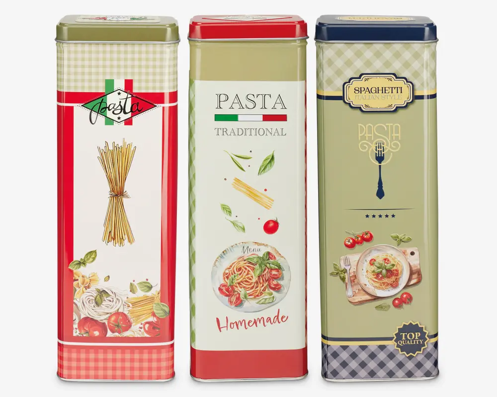 Tre høje, rektangulære metaldåser med dekorative designs inspireret af italiensk mad. Hver dåse har farverige illustrationer af pasta, tomater, basilikumblade og tallerkener med spaghetti. Dåserne har forskellige farvetemaer: én med rød og grøn tern, én med olivengrøn og rød, og én med marineblå og beige. Alle dåser har tætsluttende låg og vintage-inspirerede etiketter, hvilket gør dem velegnede til opbevaring af tørvarer og som en charmerende detalje i køkkenet.