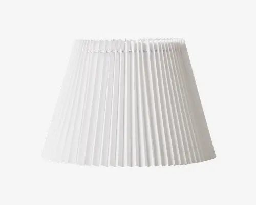 Hvid lampeskærm med klassisk konisk form og fint plisseret stofdesign. Plisseringerne løber lodret fra øverste til nederste kant og giver et tekstureret og elegant udtryk. Den øverste kant er smallere end den nederste, hvilket giver en blød lysspredning.