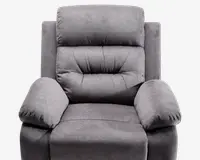 Blød, polstret lænestol med høj ryg og tykke, polstrede armlæn. Betrukket med blødt, gråt stof og synlige syninger på ryglæn og sæde for ekstra komfort og støtte. Sædet er bredt og dybt, designet til maksimal afslapning.