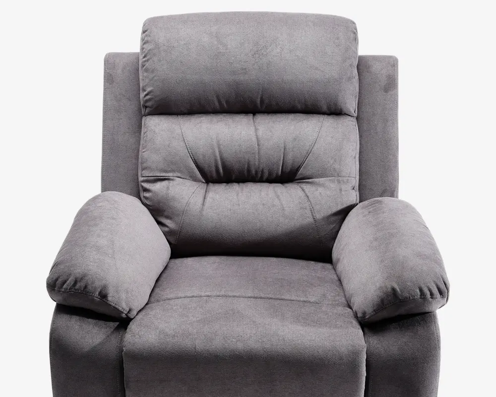 Blød, polstret lænestol med høj ryg og tykke, polstrede armlæn. Betrukket med blødt, gråt stof og synlige syninger på ryglæn og sæde for ekstra komfort og støtte. Sædet er bredt og dybt, designet til maksimal afslapning.