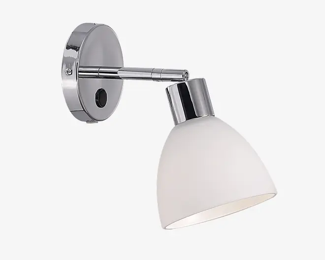Væghængt lampe med rund base og arm i krom, samt en nedadrettet lampeskærm i mat glas. Designet er moderne og minimalistisk med en blank metaloverflade og et enkelt, stilrent udtryk.
