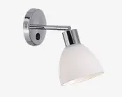 Væghængt lampe med rund base og arm i krom, samt en nedadrettet lampeskærm i mat glas. Designet er moderne og minimalistisk med en blank metaloverflade og et enkelt, stilrent udtryk.
