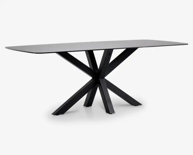 Rektangulært bord med en glat, lysegrå bordplade og en markant sort metalbase, der består af flere skråtstillede ben, som mødes i midten og danner et moderne, geometrisk stjernemønster. Bordet har rene linjer og et minimalistisk udtryk.