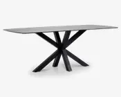 Rektangulært bord med en glat, lysegrå bordplade og en markant sort metalbase, der består af flere skråtstillede ben, som mødes i midten og danner et moderne, geometrisk stjernemønster. Bordet har rene linjer og et minimalistisk udtryk.