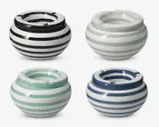 Sæt med fire runde askebægre i keramik, hver med blank overflade og vandrette striber i forskellige farver: sort, lysegrå, mintgrøn og marineblå. Hvert askebæger har en bred kant med tre riller til cigaretter og en dyb skålform. Striberne er jævnt fordelt og giver et moderne og stilfuldt udtryk.