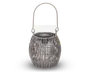 Rund lanterne med en flettet ramme i rattan-stil i en lys grå farve, udstyret med et solidt håndtag til nem transport eller ophængning. Lanternens top har et solpanel, hvilket indikerer, at den er solcelledrevet. Indvendigt er der en klar pære omsluttet af et gennemsigtigt dæksel, som udsender lys gennem de åbne lameller i rammen for en dekorativ effekt.