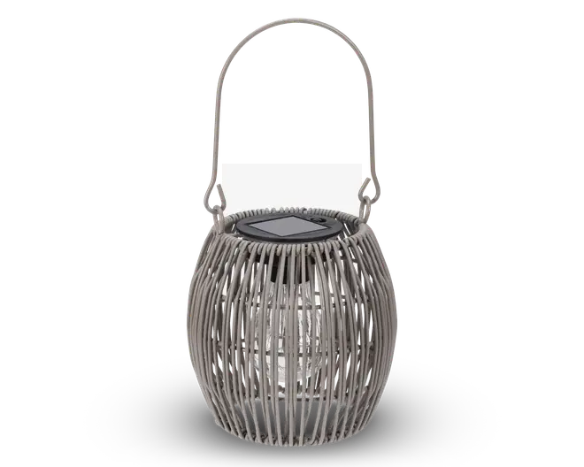 Rund lanterne med en flettet ramme i rattan-stil i en lys grå farve, udstyret med et solidt håndtag til nem transport eller ophængning. Lanternens top har et solpanel, hvilket indikerer, at den er solcelledrevet. Indvendigt er der en klar pære omsluttet af et gennemsigtigt dæksel, som udsender lys gennem de åbne lameller i rammen for en dekorativ effekt.