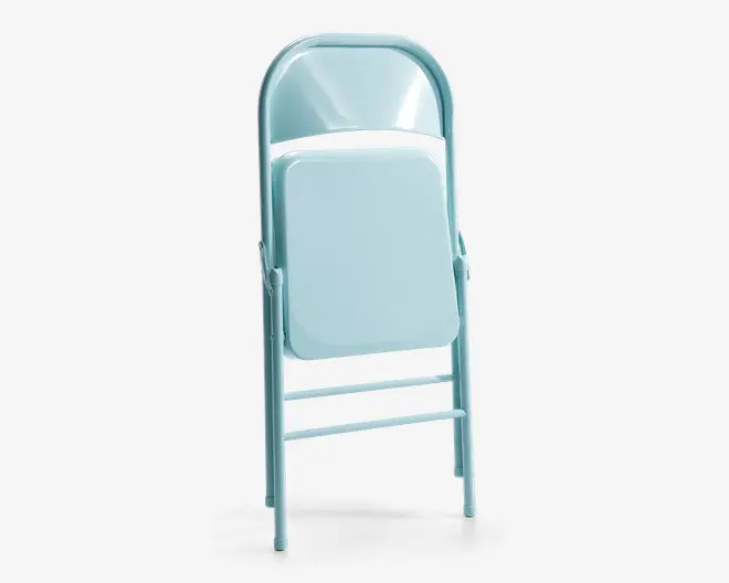 Lyseblå metalstol i sammenklappet position. Stolen har et buet ryglæn og et fladt, rektangulært sæde. Stellet er lavet af rørformet metal og har to vandrette støttebjælker nederst for ekstra stabilitet. Overfladen er glat og blank, hvilket giver stolen et moderne udseende.