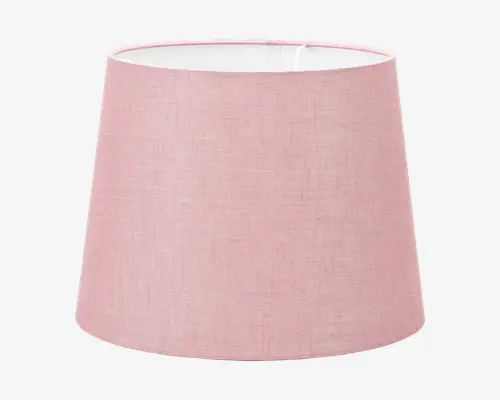 Aflang lampeskærm med blødt rosa stof på ydersiden og hvid inderside. Stoffet har en diskret vævet struktur, som giver et moderne og hyggeligt udtryk. Skærmen har bred bund og en lidt smallere top, hvilket gør den velegnet til forskellige lampestativer.