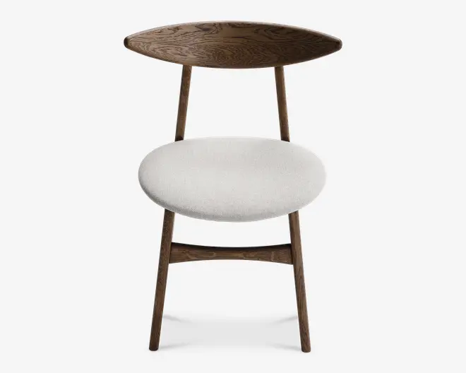 Stol med buet ryglæn i mørkt træ med synlig træstruktur og et rundt, polstret sæde betrukket med et lyst, tekstureret stof. Benene er lavet af matchende mørkt træ, vinklet udad for stabilitet og forbundet med en vandret støttebjælke.