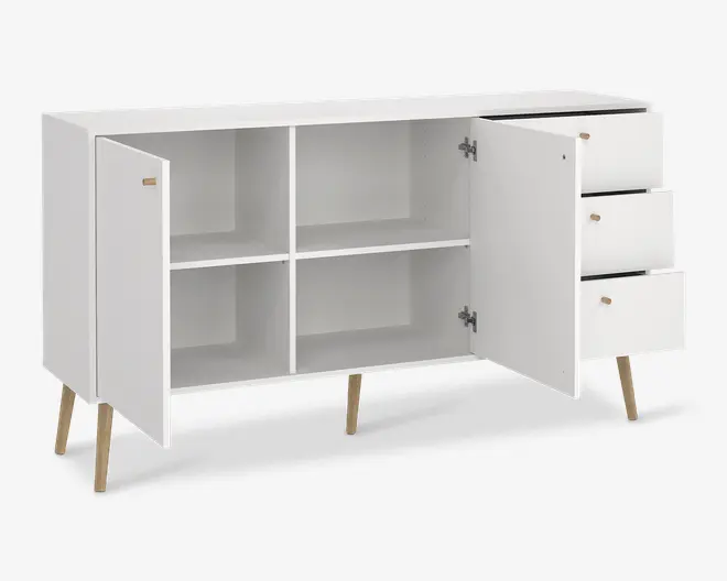 Et moderne hvidt skab med fire åbne hylder bag to låger på venstre side og tre skuffer stablet lodret på højre side. Skabet står på fire skråtstillede træben, og grebene er små og runde i en lys træfarve. Designet er minimalistisk og funktionelt, velegnet til forskellige opbevaringsbehov.