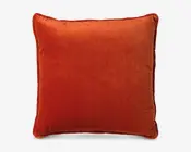 Firkantet orange-rød velourpude med en glat, let blød overflade og kantpiping.