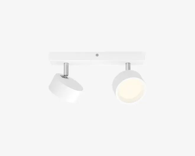 Hvid skinnearmatur med to spots, en rektangulær loftsskinne og to justerbare runde lampeshoveder, hvor det ene er vinklet nedad og det andet vender fremad, med børstet metalfinish.